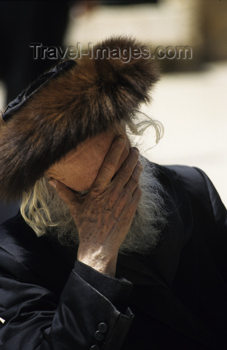 israel332: Israel - Jerusalem - old Orthodox jew with fur hat praying - photo by Walter G. Allgöwer - (c) Travel-Images.com - Stock Photography agency - Image Bank