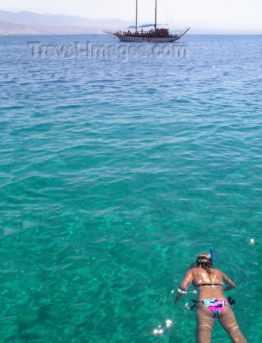 israel371: Eilat, South district, Israel: girl snorkeling and tour boat - Gulf of Aqaba - Gulf of Eilat - Mifratz Eilat - photo by E.Keren - (c) Travel-Images.com - Stock Photography agency - Image Bank