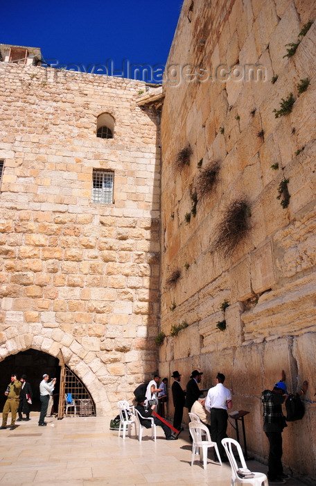 israel396: Jerusalem, Israel: men praying at the Wailing wall - northeast corner of the Western Wall plaza and Wilson's Arch / the Kotel - Wilson's Arch - muro das lamentações - Mur des Lamentations - Klagemauer - photo by M.Torres - (c) Travel-Images.com - Stock Photography agency - Image Bank