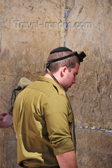 israel397: Jerusalem, Israel: an Israeli soldier prays at the Wailing wall - wearing in his head a tefillin or phylactery, a leather box containing parchment with verses from the Torah / Western Wall / the Kotel - muro das lamentações - Mur des Lamentations - Klagemauer - photo by M.Torres - (c) Travel-Images.com - Stock Photography agency - Image Bank