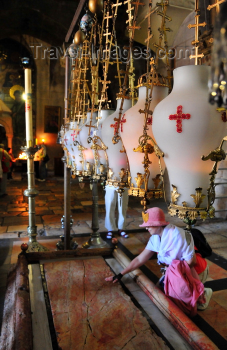 israel438: Jerusalem, Israel: Holy Sepulcher church - lamps and woman praying at the Stone of Anointing, aka the Stone of Unction, claimed to be the spot where Joseph of Arimathea prepared Jesus' body for burial - Christian quarter - photo by M.Torres - (c) Travel-Images.com - Stock Photography agency - Image Bank