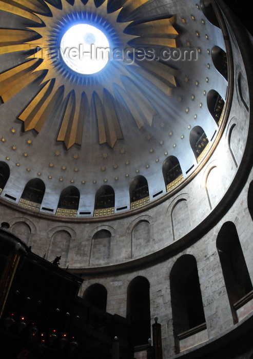 israel439: Jerusalem, Israel: Holy Sepulcher church - ray of light enters the dome over the Rotunda - sunlight streaming through the oculus at the dome's apex - Christian quarter - photo by M.Torres - (c) Travel-Images.com - Stock Photography agency - Image Bank