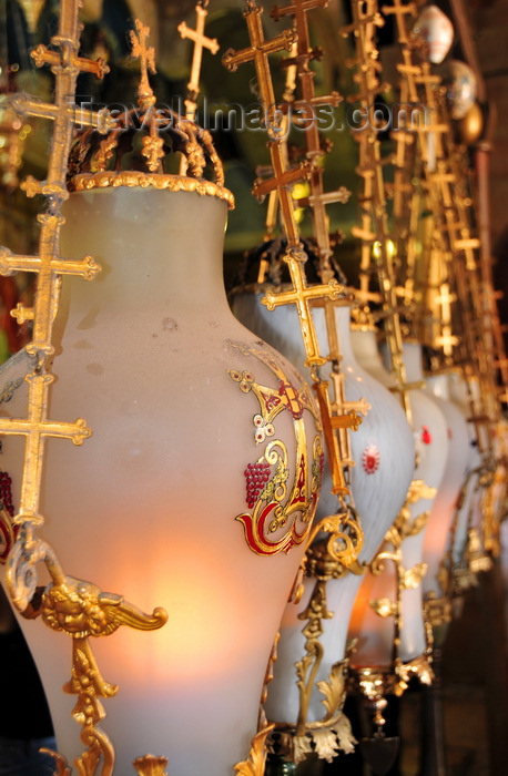 israel442: Jerusalem, Israel: Holy Sepulcher church - opulent oil lamps over the Stone of Anointing, contributed by Armenians, Copts, Greeks and Latins - Christian quarter - photo by M.Torres - (c) Travel-Images.com - Stock Photography agency - Image Bank