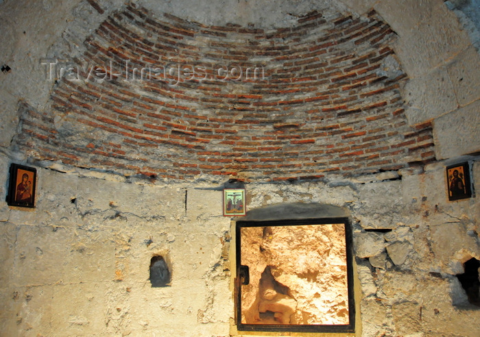 israel445: Jerusalem, Israel: Holy Sepulcher church - Calvary (Golgotha), traditionally regarded as the site of Jesus' crucifixion - hole said to be the place where the cross was raised - 12th station - Christian quarter - photo by M.Torres - (c) Travel-Images.com - Stock Photography agency - Image Bank