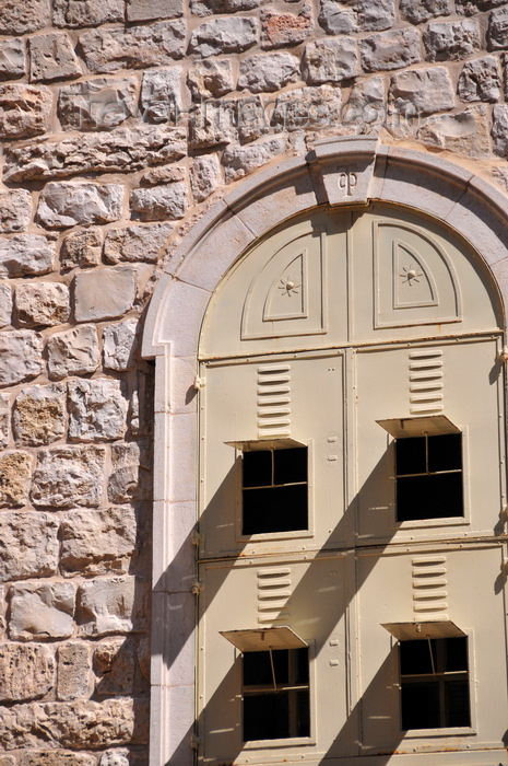 israel448: Jerusalem, Israel: Holy Sepulcher church - metal covered window with four small openings - parvis - Christian quarter - photo by M.Torres - (c) Travel-Images.com - Stock Photography agency - Image Bank