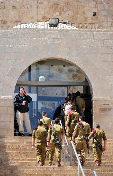 israel49: Jerusalem, Israel: Western Wall plaza - group of IDF soldiers climbing stairs and carrying M-16s / the Kotel - muro das lamentações - Mur des Lamentations - Klagemauer - photo by M.Torres - (c) Travel-Images.com - Stock Photography agency - Image Bank