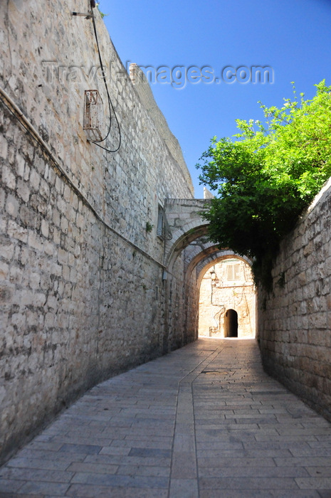 israel490: Jerusalem, Israel: old stone masonry walls and arches on Saint James Street - Armenian quarter - photo by M.Torres - (c) Travel-Images.com - Stock Photography agency - Image Bank