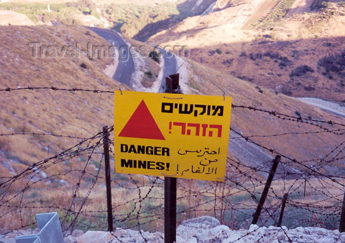 israel7: Israel - Golan Heights / Golans (occupied from Syria): mine field - sign and barbed wire - photo by Miguel Torres - (c) Travel-Images.com - Stock Photography agency - Image Bank