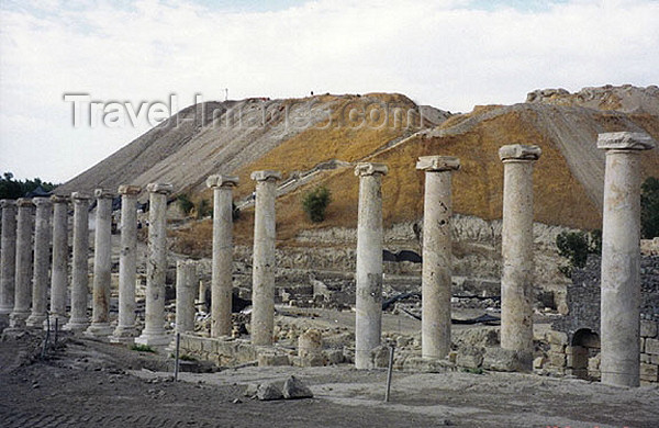 israel95: Israel - Beit Shean, North District: Roman and Byzantine City - colonnade - photo by G.Frysinger - (c) Travel-Images.com - Stock Photography agency - Image Bank