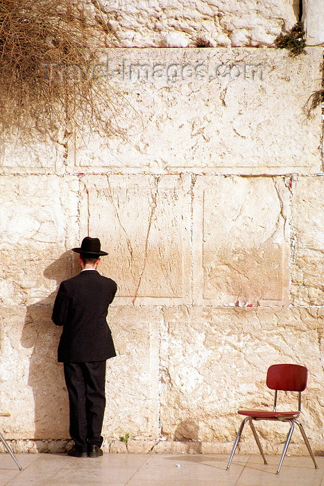 israel98: Israel - Jerusalem / Yerushalayim /  JRS : wailing wall - man standing (photo by Gary Friedman) - (c) Travel-Images.com - Stock Photography agency - Image Bank