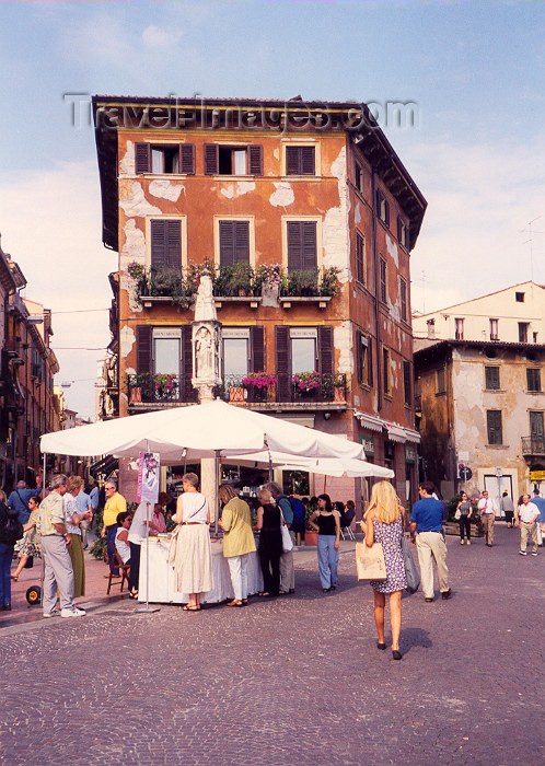 italy1: Verona  - Venetia / Veneto, Italy / VRN : street market - photo by M.Torres - (c) Travel-Images.com - Stock Photography agency - Image Bank