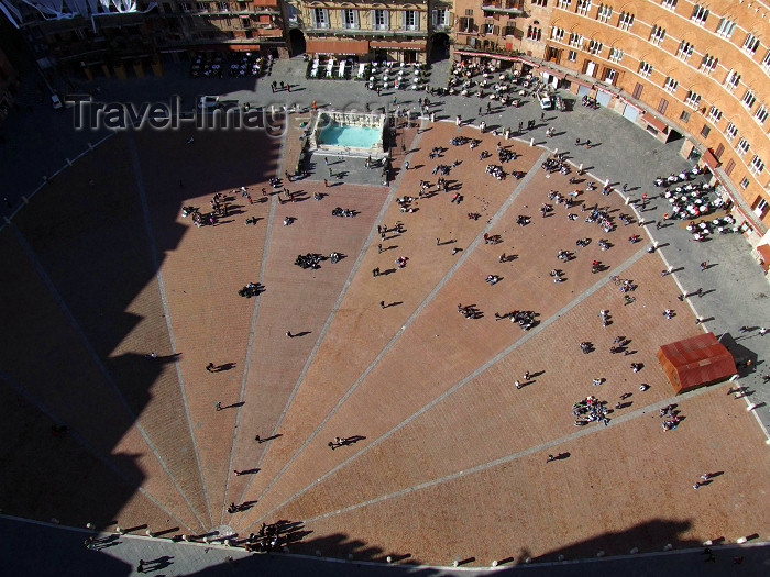 italy114: Italy / Italia - Siena  (Toscany / Toscana) / FLR : over the central square - Historic Centre of Siena - Piazza del Campo seen from the Torre del Mangia  - Unesco world heritage site - photo by M.Bergsma - (c) Travel-Images.com - Stock Photography agency - Image Bank