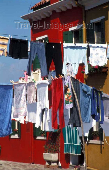 italy118: Italy - Burano (Veneto): drying - clothes line - photo by W.Schipper - (c) Travel-Images.com - Stock Photography agency - Image Bank