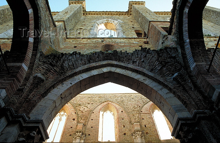 italy162: Italy / Italia - Siena (Toscany / Toscana) : ruins of San Galgano (photo by Stefano Lupi) - (c) Travel-Images.com - Stock Photography agency - Image Bank