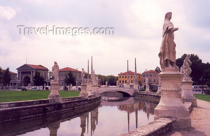 italy20: Padua / Padova / QPA  - Venetia / Veneto, Italy: Prato della Valle - photo by M.Torres - (c) Travel-Images.com - Stock Photography agency - Image Bank