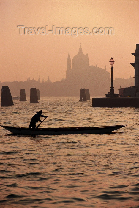 italy211: Italy / Italia - Venice: Canal Grande - silhouette of the the Zitelle church -  Santa Maria della Presentazione (photo by M.Gunselman) - (c) Travel-Images.com - Stock Photography agency - Image Bank