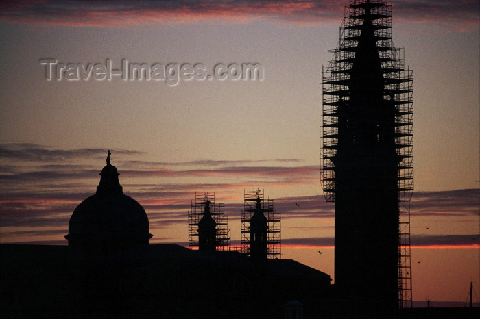 italy212: Italy / Italia - Venice / Venedig / Venecia: San Giorgio with scaffolding - at sunrise (photo by M.Gunselman) - (c) Travel-Images.com - Stock Photography agency - Image Bank