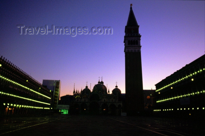 italy213: Italy / Italia - Venice: Piazza San Marco at sunrise (photo by M.Gunselman) - (c) Travel-Images.com - Stock Photography agency - Image Bank
