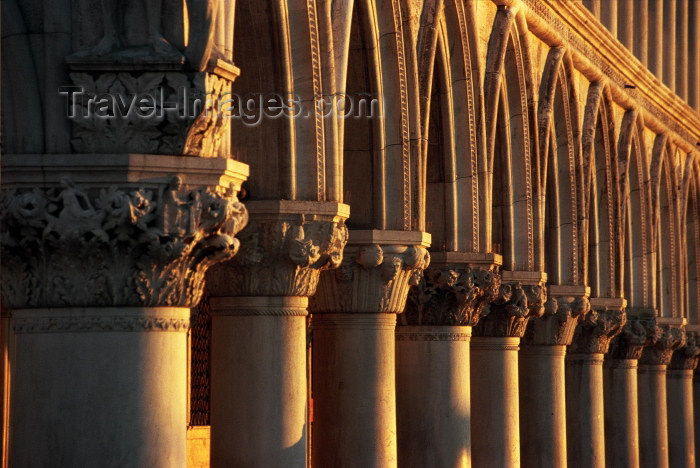 italy216: Italy / Italia - Venice: Doge's Palace - Palazzo Ducalle - columns at sunrise (photo by M.Gunselman) - (c) Travel-Images.com - Stock Photography agency - Image Bank