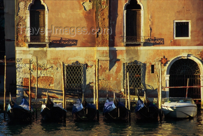 italy217: Italy / Italia - Venice: Canal Grande - gondolas - at sunrise (photo by M.Gunselman) - (c) Travel-Images.com - Stock Photography agency - Image Bank