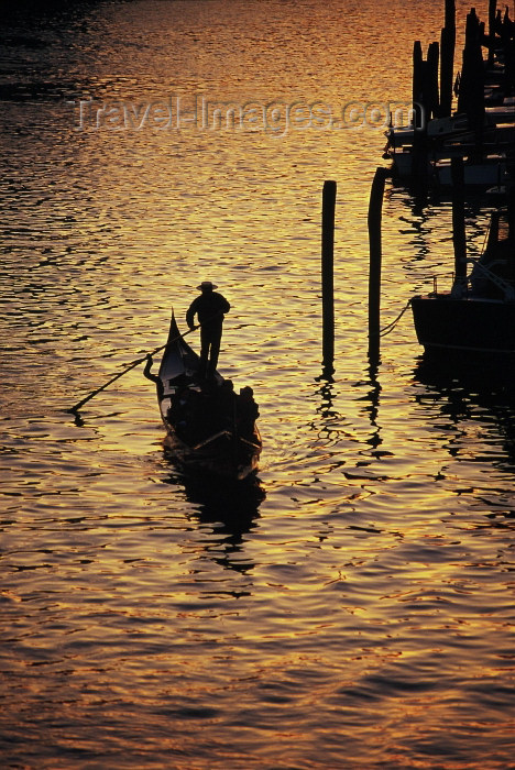 italy219: Italy / Italia - Venice: Canal Grande - gondola - from Ponte Rialto (photo by M.Gunselman) - (c) Travel-Images.com - Stock Photography agency - Image Bank