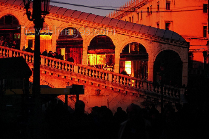 italy221: Italy / Italia - Venice: Ponte Rialto at sunset / Rialto bridge (photo by M.Gunselman) - (c) Travel-Images.com - Stock Photography agency - Image Bank