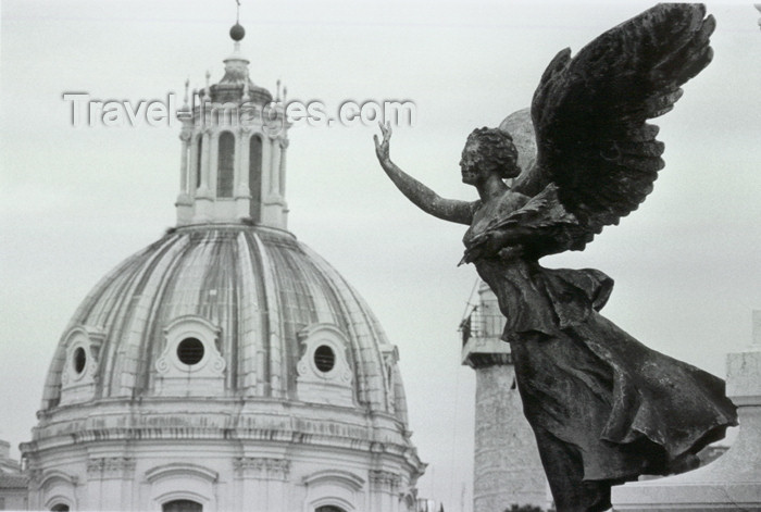 italy272: Italy / Italia - Rome: Vittoriano - La Vittoria, sculpture by Adolfo Apolloni, and the dome of Chiesa del Santissimo Nome di Maria - photo by E.Luca - (c) Travel-Images.com - Stock Photography agency - Image Bank