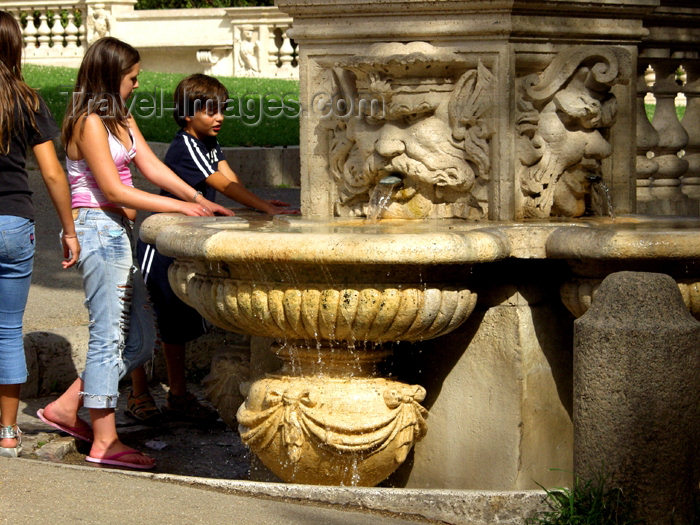 italy279: Italy / Italia - Roma / Rome: summer - freshening up at a fountain (photo by Emanuele Luca) - (c) Travel-Images.com - Stock Photography agency - Image Bank
