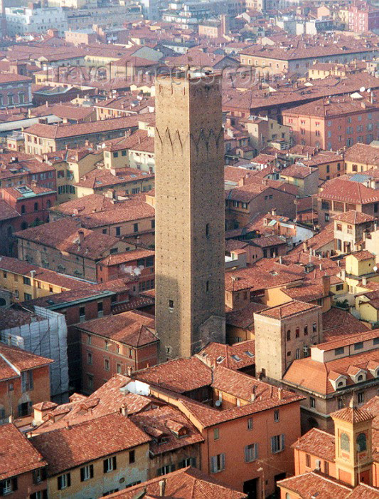 italy28: Bologna (Emilia-Romagna) / BLQ: Asinelli tower (photo by M.Torres) - (c) Travel-Images.com - Stock Photography agency - Image Bank