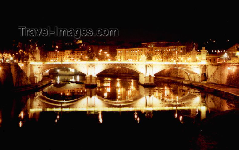 italy31: Italy / Italia - Rome / Roma / FCO / CIA (Lazio): San Angelo bridge - river / fiume Tevere - Ponte S. Angelo - the Tiber rests a night before the Tyrrhenian Sea - photo by M.Torres - (c) Travel-Images.com - Stock Photography agency - Image Bank