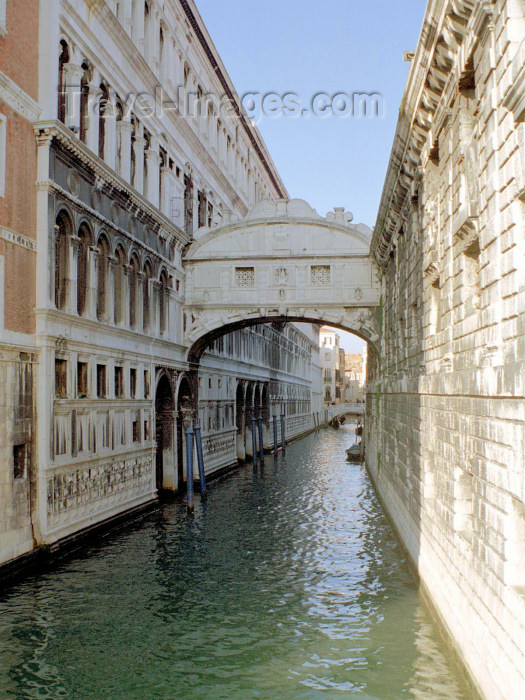 italy314: Italy / Italia - Venice / Venezia: Bridge of Sighs - Ponte dei Sospiri - Rio di Palazzo - connects the old prisons to the interrogation rooms in the Doge's Palace (photo by M.Bergsma) - (c) Travel-Images.com - Stock Photography agency - Image Bank