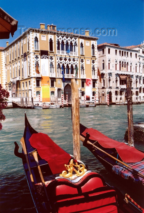 italy319: Italy / Italia - Venice: Palazzo Pisani-Moretta and gondolas - Grand canal -  Gothic - XV cent (photo by M.Torres) - (c) Travel-Images.com - Stock Photography agency - Image Bank