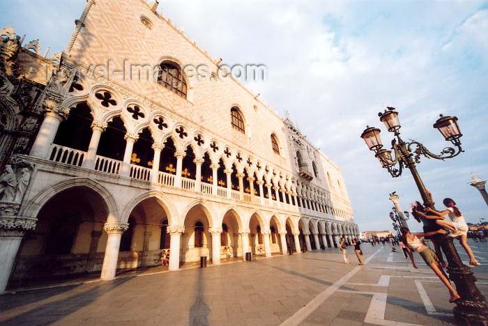 italy320: Italy / Italia - Venice: Doge's Palace and lamp post with children (photo by M.Torres) - (c) Travel-Images.com - Stock Photography agency - Image Bank