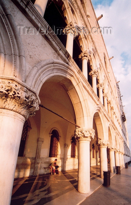 italy321: Italy / Italia - Venice: Doge's Palace - colonnade (photo by M.Torres) - (c) Travel-Images.com - Stock Photography agency - Image Bank