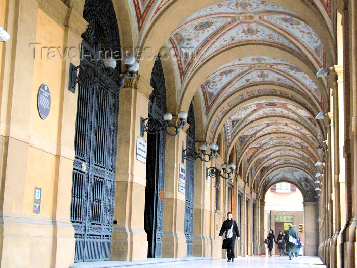 italy394: Bologna (Emilia-Romagna) / BLQ - Italy: Banca d'Italia - Piazza Cavour - arcades - Portici - photo by M.Bergsma - (c) Travel-Images.com - Stock Photography agency - Image Bank