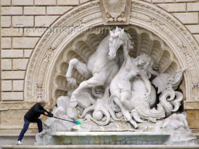 italy395: Bologna (Emilia-Romagna) / BLQ - Italy: cleaning a fountain - fontana - photo by M.Bergsma - (c) Travel-Images.com - Stock Photography agency - Image Bank