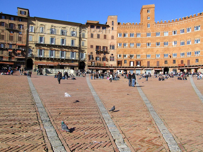 italy396: Italy / Italia - Siena  (Toscany / Toscana) / FLR : on Piazza del Campo - Palazzo Pubblico - Unesco world heritage site - photo by M.Bergsma - (c) Travel-Images.com - Stock Photography agency - Image Bank