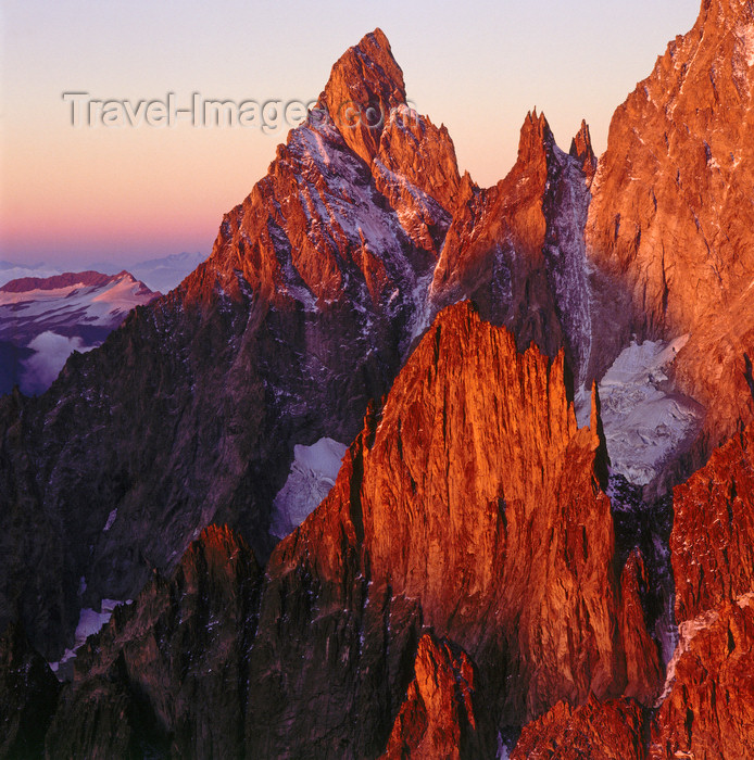 italy428: Italy - Aiguille Noire de Peuterey - Valle d'Aosta: 3773 m tall granite mountain in the Mont Blanc massif - part of the Peuterey ridge - Graian Alps - photo by W.Allgower - (c) Travel-Images.com - Stock Photography agency - Image Bank