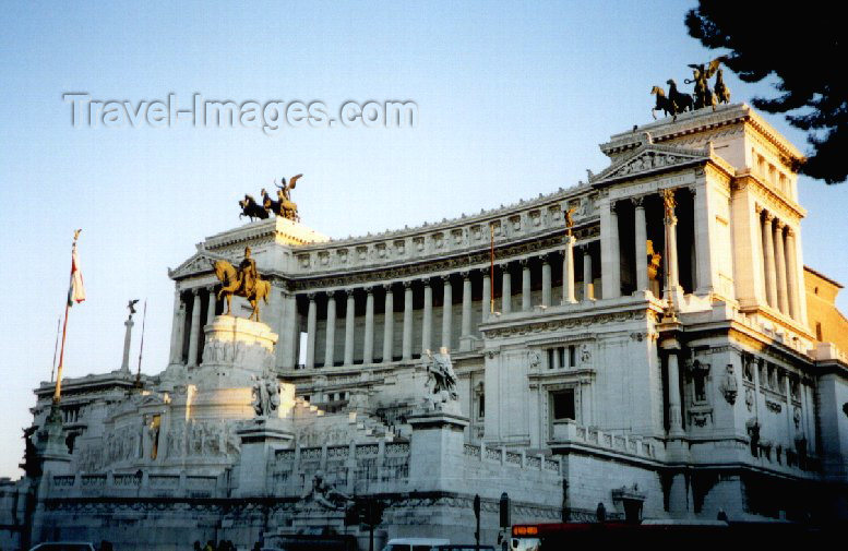 italy43: Italy / Italia - Rome: Monumento Nazionale a Vittorio Emanuele II - Vittoriano - Altare della Patria - designed by Giuseppe Sacconi - photo by M.Torres - (c) Travel-Images.com - Stock Photography agency - Image Bank