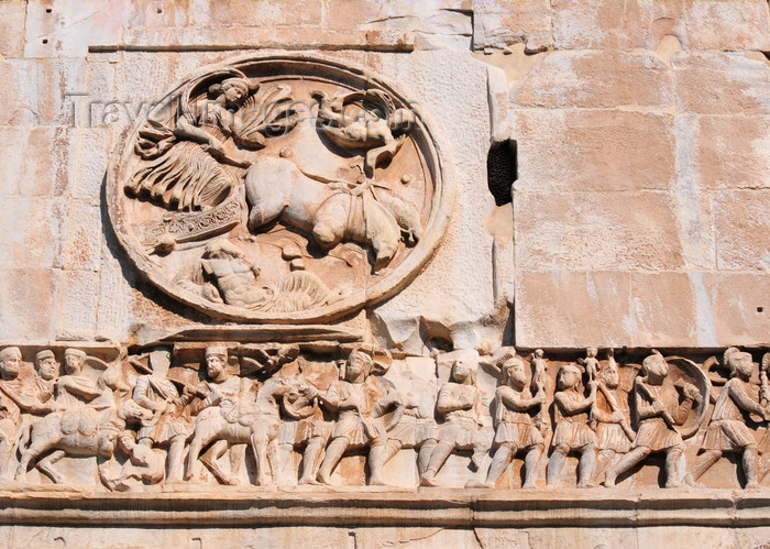 italy469: Rome, Italy: tondo at the Arch of Constantine - decoration of the western side - medallion with the Moon  in her biga, a two-horse chariot above Crispus in military triumph, Frieze of Constantine - photo by M.Torres - (c) Travel-Images.com - Stock Photography agency - Image Bank