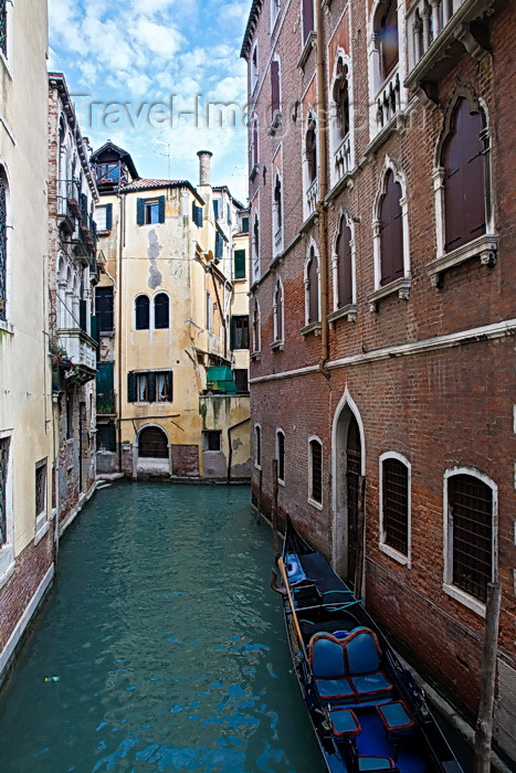 italy495: From iron-railed Ponte spanning Rio del Vin, Venice - photo by A.Beaton - (c) Travel-Images.com - Stock Photography agency - Image Bank