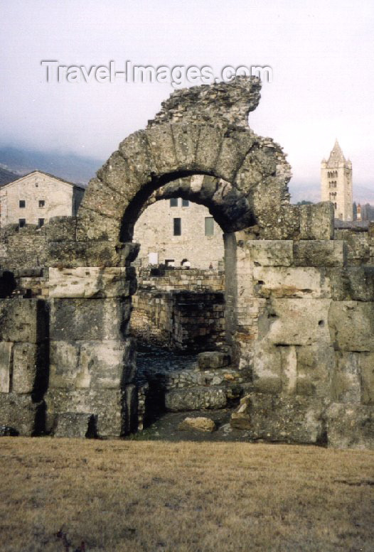 italy54: Italy - Aosta / Aoste (Valle d'Aosta) : ruins of the Roman theater - photo by M.Torres - (c) Travel-Images.com - Stock Photography agency - Image Bank