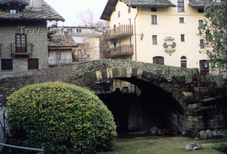 italy55: Aosta / Aoste (Valle d'Aosta, Italy) : Roman bridge - photo by M.Torres - (c) Travel-Images.com - Stock Photography agency - Image Bank