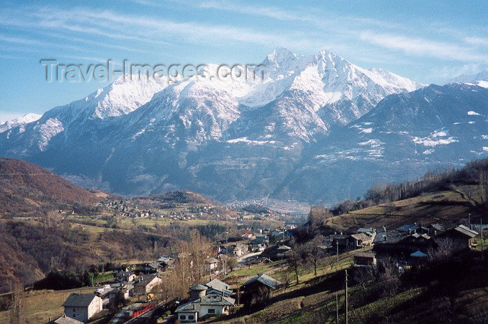 italy57: Gignod (Valle d'Aosta, Italia): under the Alps - photo by M.Torres - (c) Travel-Images.com - Stock Photography agency - Image Bank