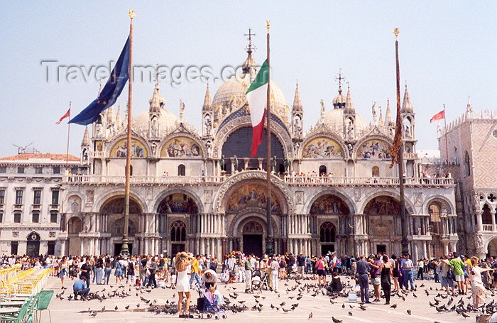 italy64: Venice / Venezia / Benátky (Venetia / Veneto) / VCE : the crowds at Basilica di San Marco / Chiesa S. Marco / Markusdom (photo by Miguel Torres) - (c) Travel-Images.com - Stock Photography agency - Image Bank