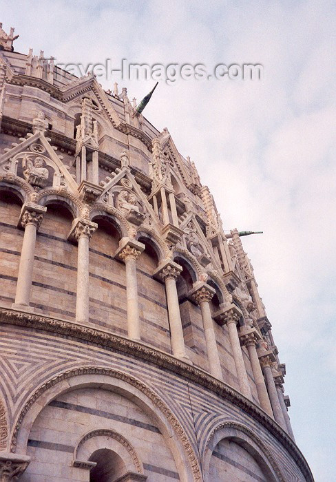 italy66: Italy / Italia - Pisa ( Toscany / Toscana ) / PSA : intricate Gothic decoration by Nicola and Giovanni Pisano - dome of the Baptistry - photo by Miguel Torres - (c) Travel-Images.com - Stock Photography agency - Image Bank