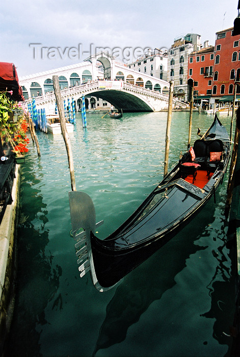 italy90: Italy - Venice / Venezia (Venetia / Veneto) / VCE : gondola on the Canal Grande - Ponte di Rialto (photo by J.Kaman) - (c) Travel-Images.com - Stock Photography agency - Image Bank