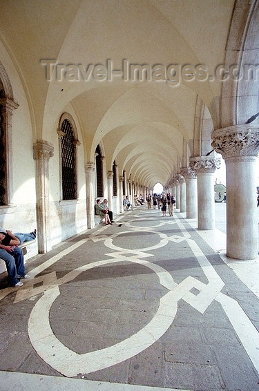 italy94: Italy - Venice / Venezia (Venetia / Veneto) / VCE : Venice: arcade of the Dukes' palace (photo by J.Kaman) - (c) Travel-Images.com - Stock Photography agency - Image Bank