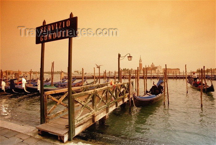 italy97: Italy - Venice / Venezia / Venedig (Venetia / Veneto) / VCE : gondola stande - Riva di Schiavoni, by the Palazzo Ducale / servizio gondole (photo by J.Kaman) - (c) Travel-Images.com - Stock Photography agency - Image Bank