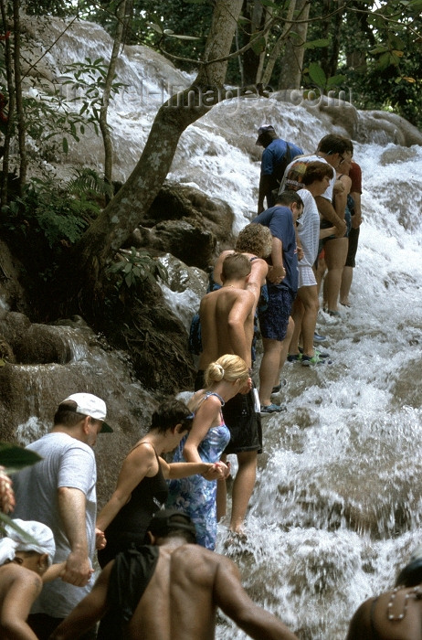 jamaica17: Jamaica - Dunns River Falls: climbing - human chain (photo by Francisca Rigaud) - (c) Travel-Images.com - Stock Photography agency - Image Bank